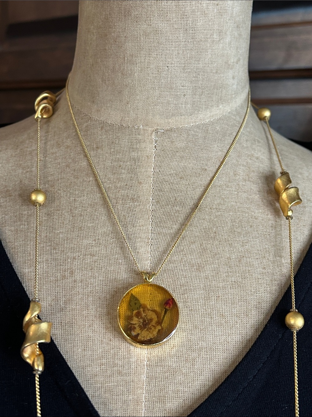 1950’s Gold Tone Floral Resin Round Pendant Necklace Keepsake 18”